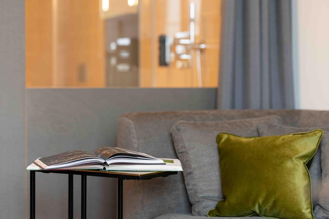 Oberdeck Studio Apartments - Adults Only Hamburg Luaran gambar A sofa in a living room